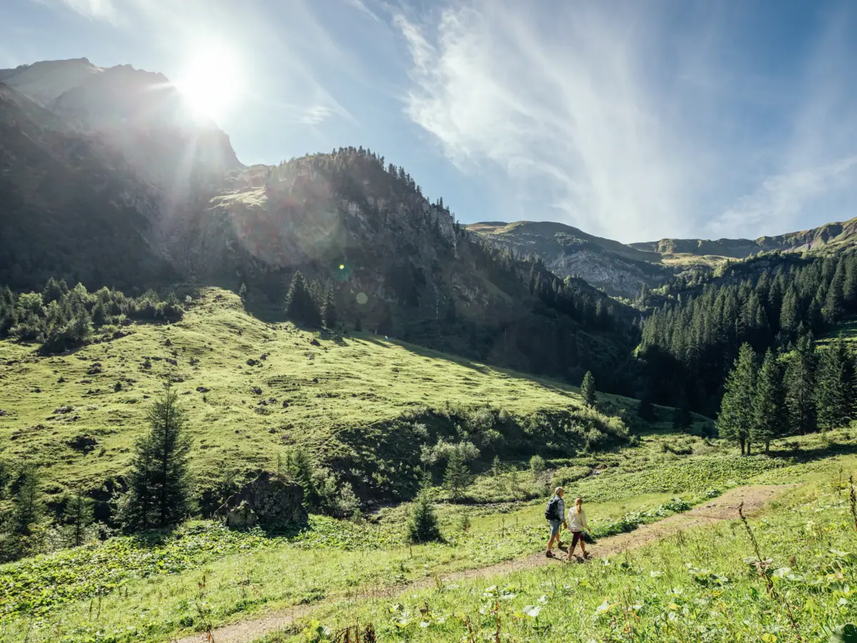 Wandern im Bärgunttal Eine Mann und eine Frau wandern in den Bergen.