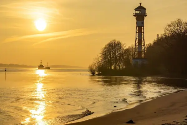 Witenbergen Elbstrand Leuchtturm am Witenbergen Elbstrand bei Abendlicht