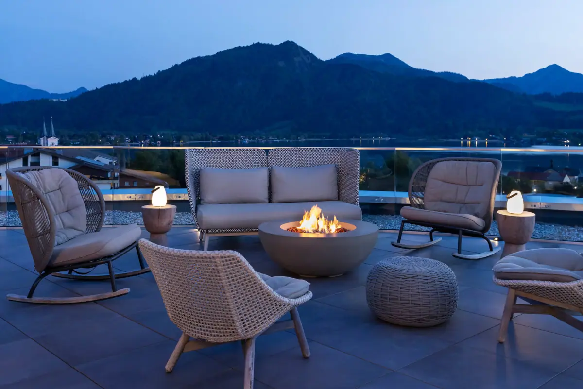 Bar im A-ROSA Hotel Tegernsee Terrasse mit Feuerstelle und Stühlen auf einem Deck