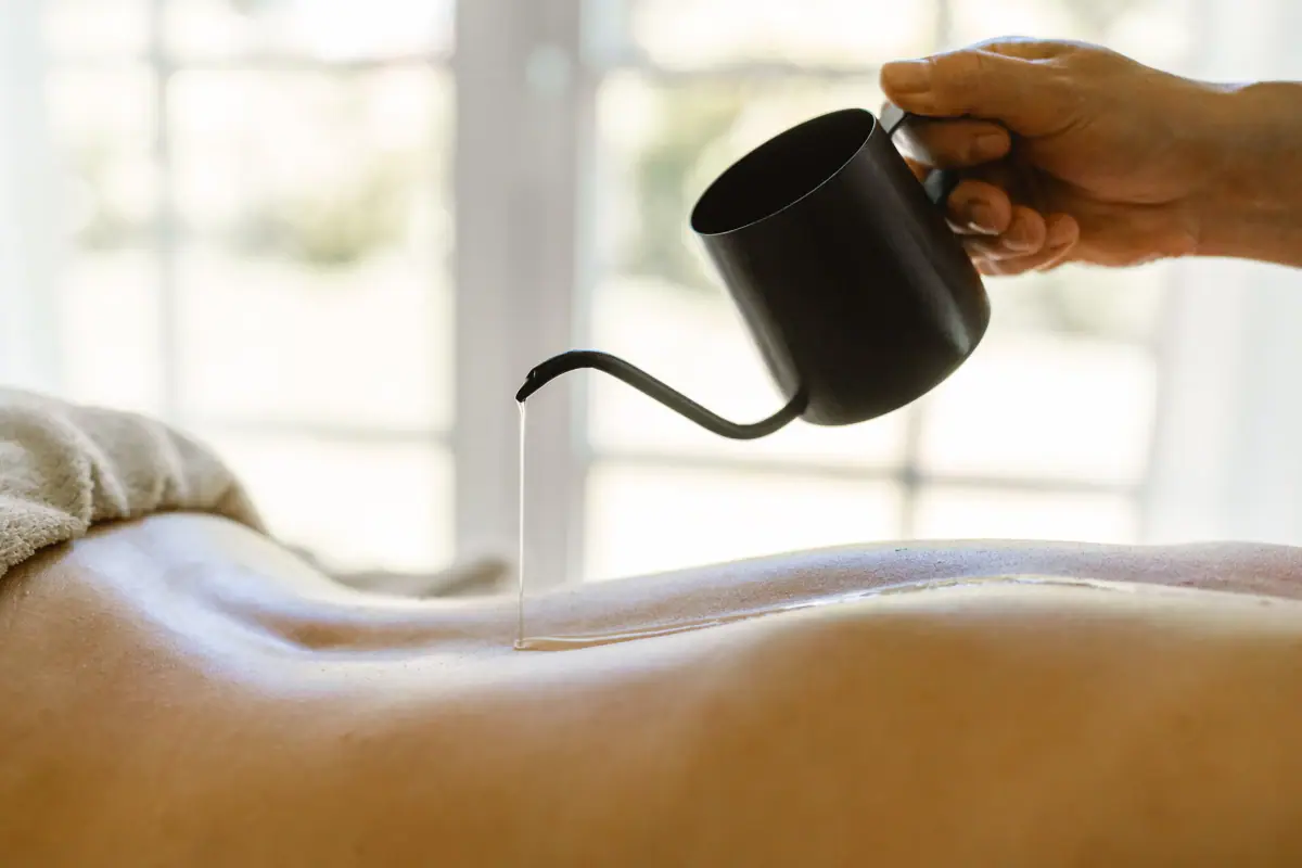 Abhyanga-Massage Abhyanga-Massage mit Öl