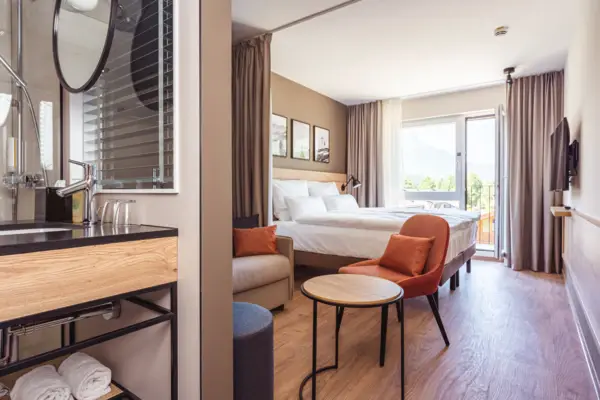 Zimmer aja Garmisch-Partenkirchen Ein Hotelzimmer aja Garmisch-Partenkirchen.