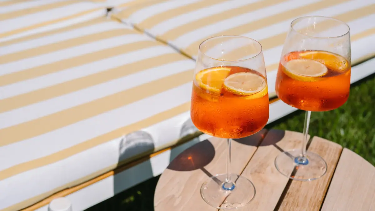 Aperol Spritz Zwei Gläser mit Aperol Spritz und Zitronenscheiben auf einem Tisch