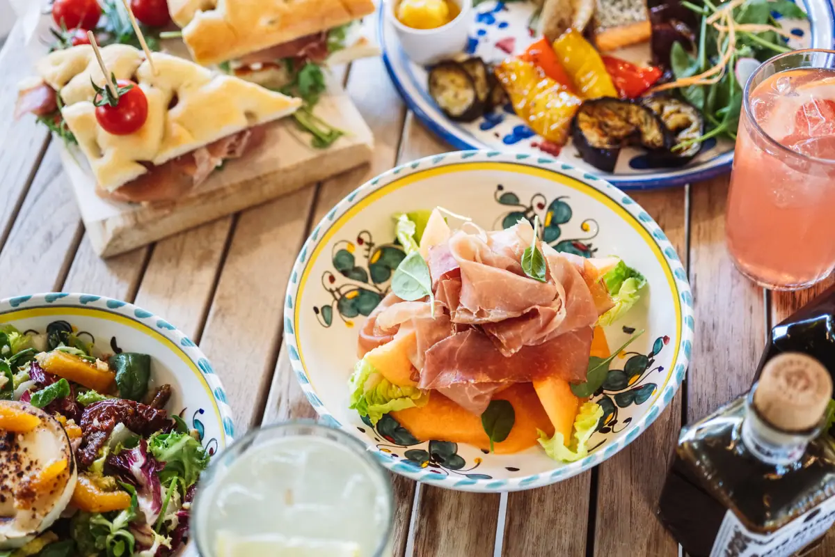 Salat Platten mit verschiedenen Speisen auf einem Tisch