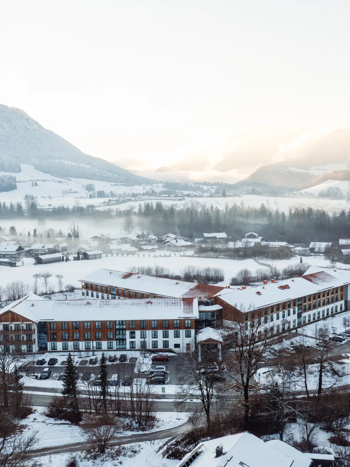 Winter in Ruhpolding Ein Gebäude im Schnee.