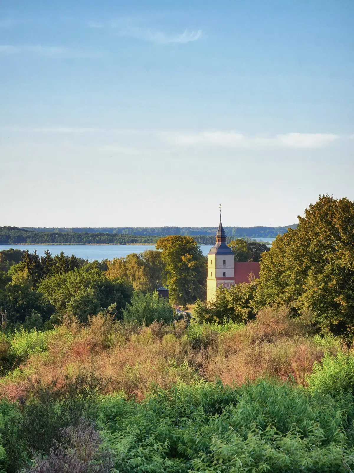 Usedomer Schweiz Landschaftsbild der Usedomer Schweiz mit einer Kirche