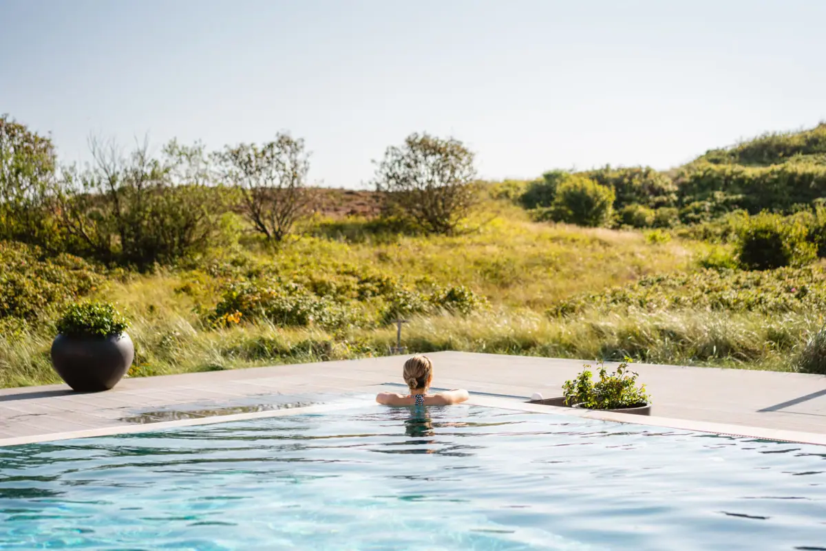 Sylt Außenpool Der Outdoor-Pool im A-ROSA Sylt mit Blick auf die Dünen.