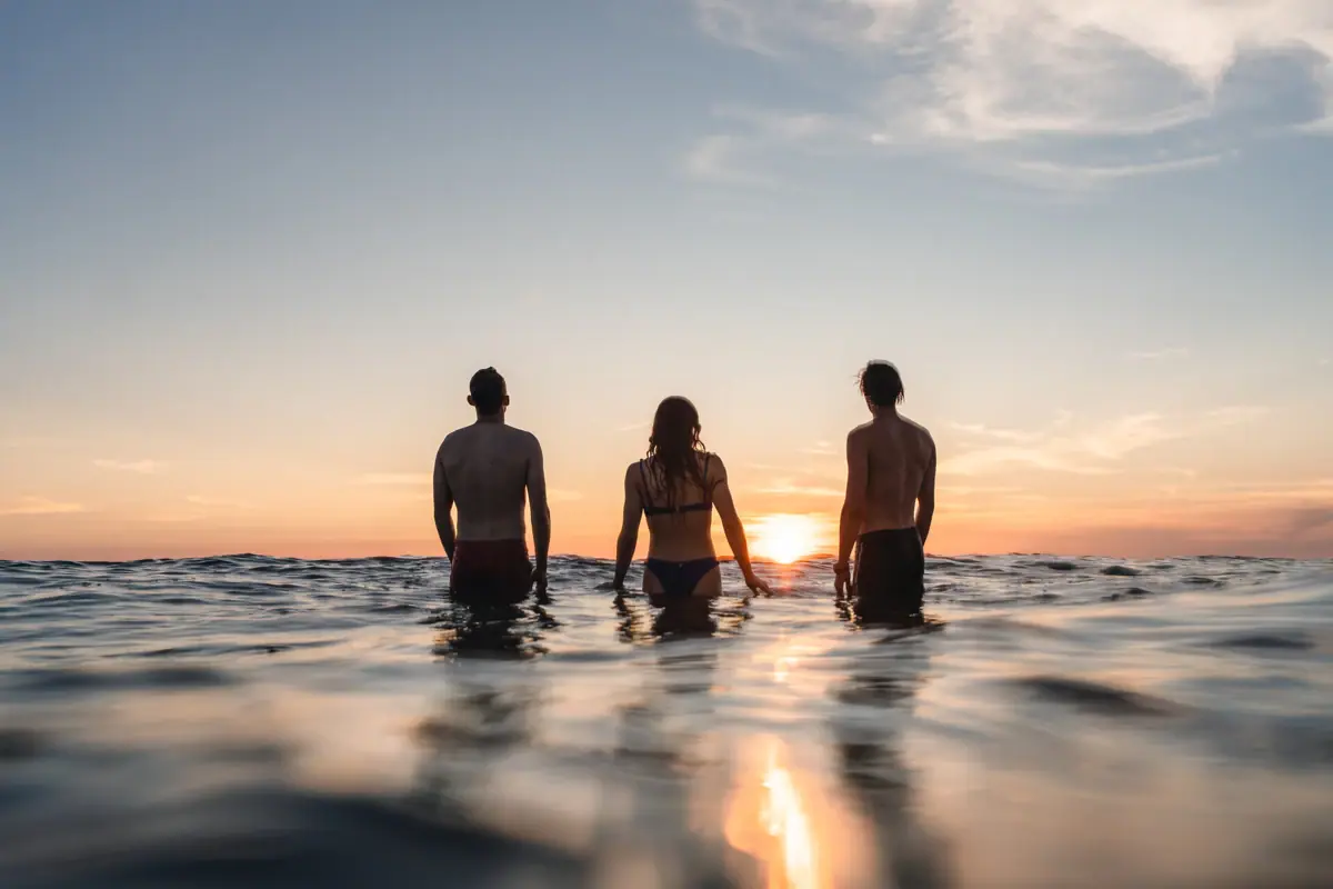 St. Peter-Ording Eine Gruppe von Menschen steht im Wasser.
