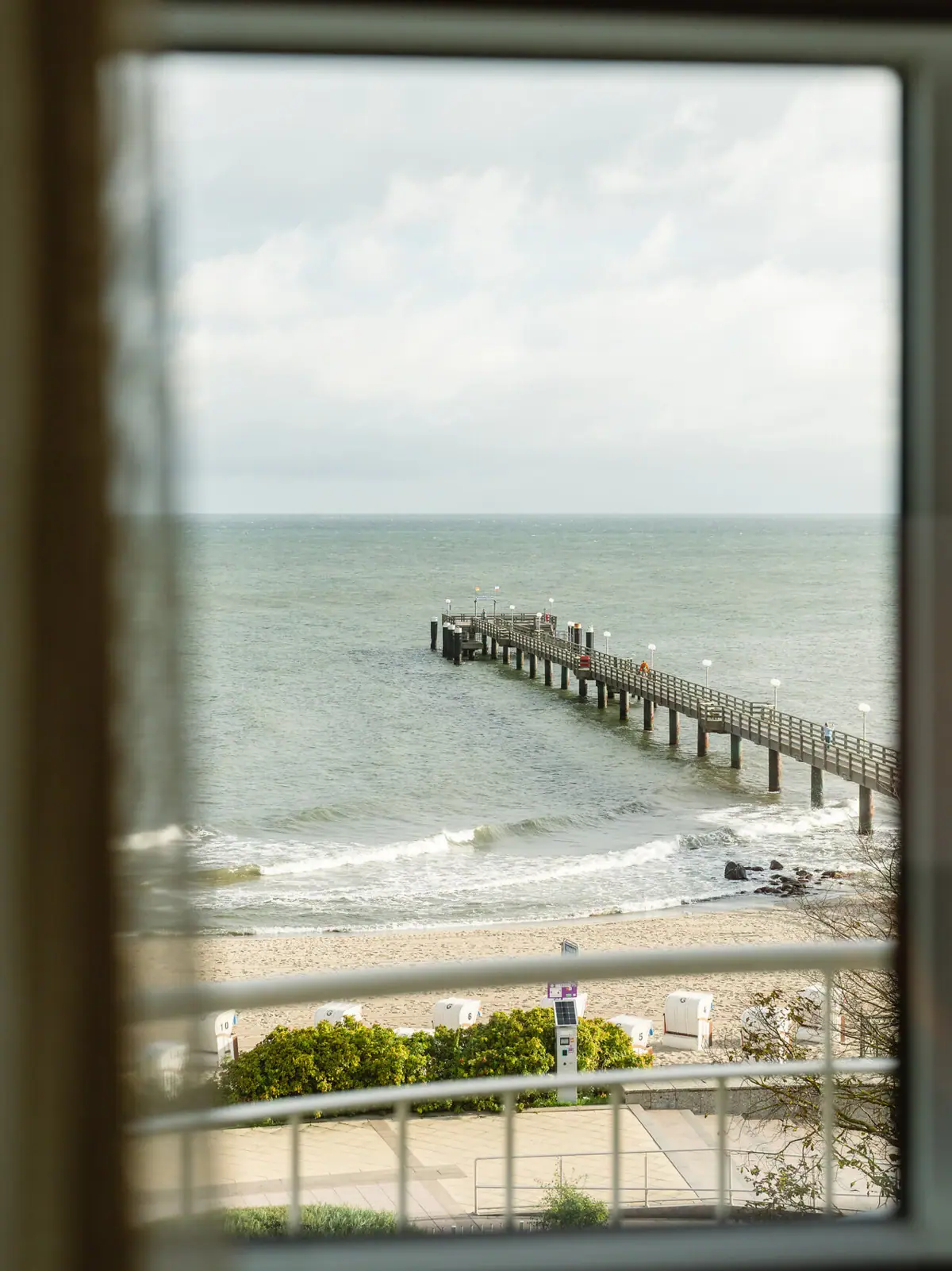 Blick auf die Seebrücke Kühlungsborn aus einem Fenster