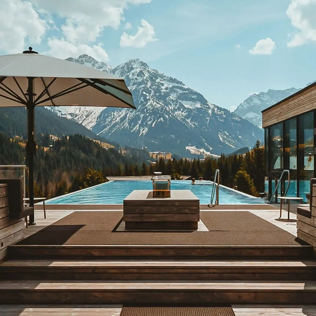 Der Außenpool vom A-ROSA Ifen Hotel Kleinwalsertal.