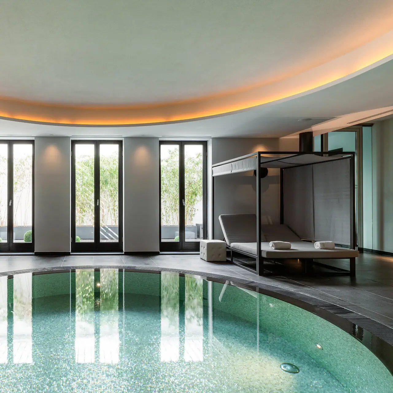 Wellness im A-ROSA Ceres am Meer Ein Innenpool mit einem Bett und einem Baldachin darüber.