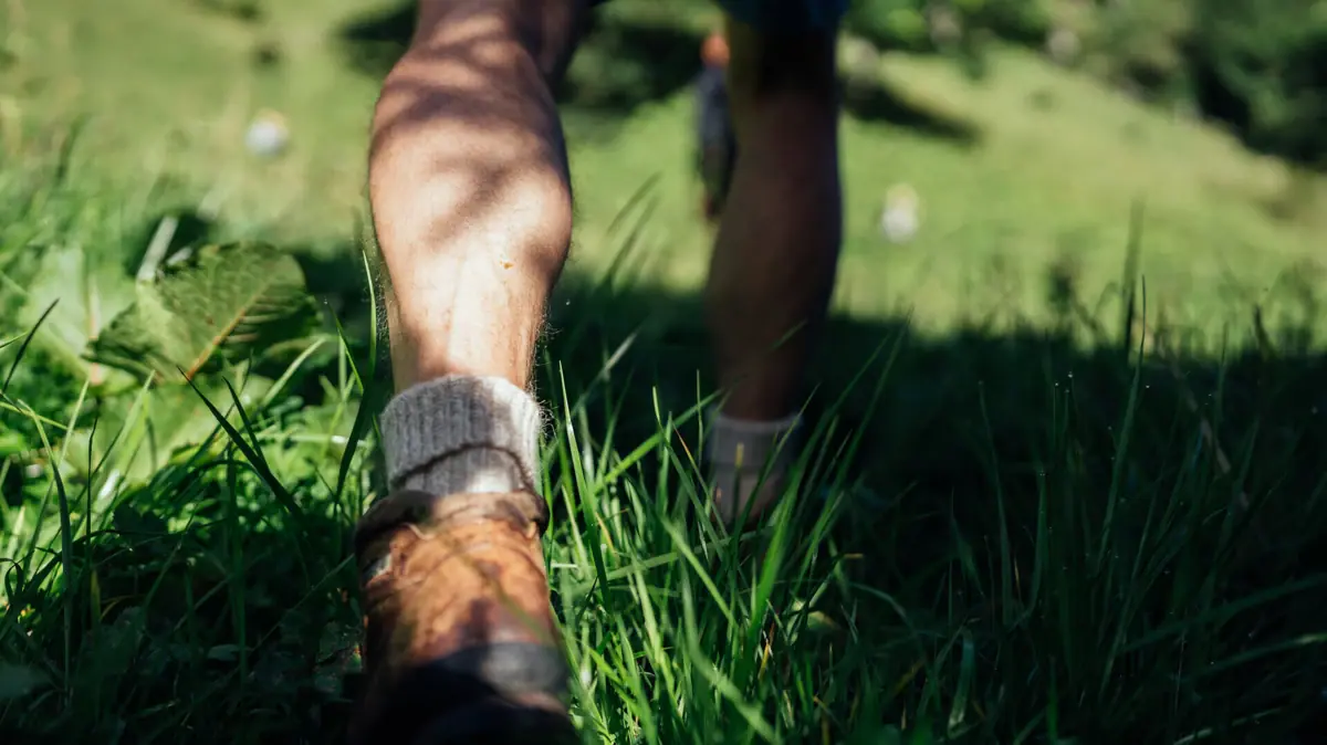Wandern im Bärgunttal Eine Person wandert durch Gras.
