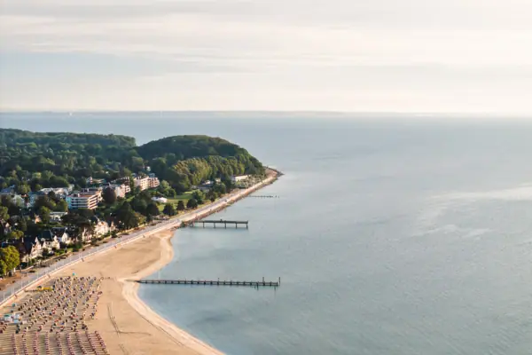 Travemünde Die Küste von Travemünde mit einem langen Strand mit vielen Strandkörben und der Ostsee.