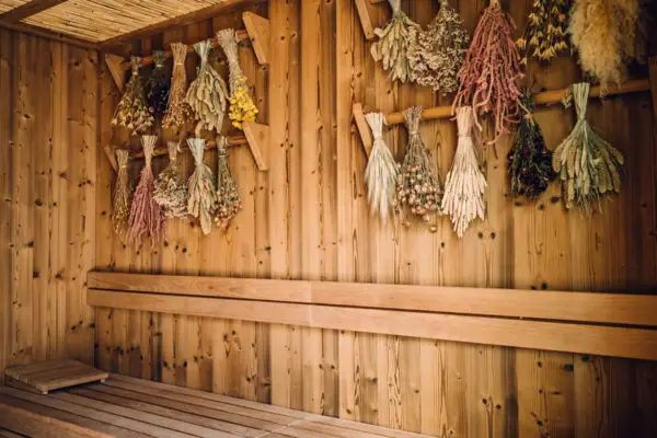 SPA-ROSA Sauna Bündel getrockneter Kräuter an einer Wand