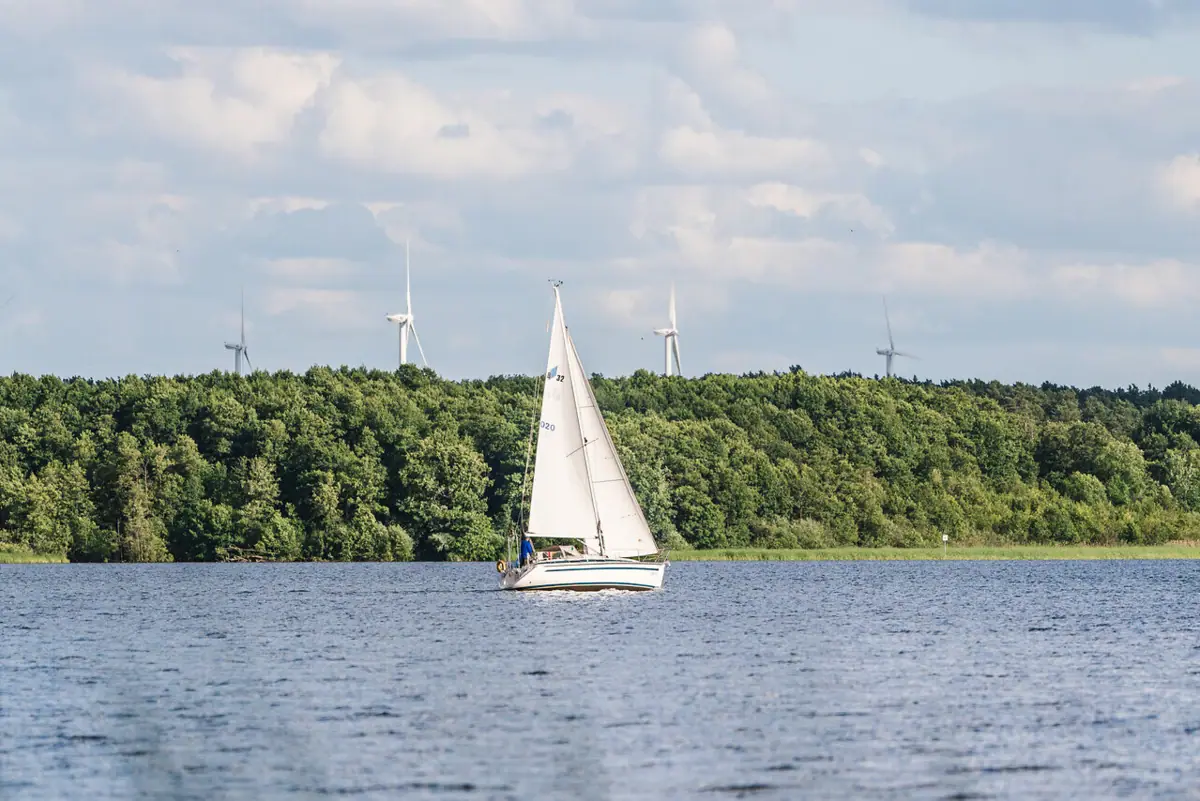 Segelboot auf einem See