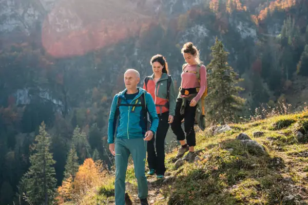 Wandern im Chiemgau Eine Gruppe von Menschen beim Wandern auf einem Berg.