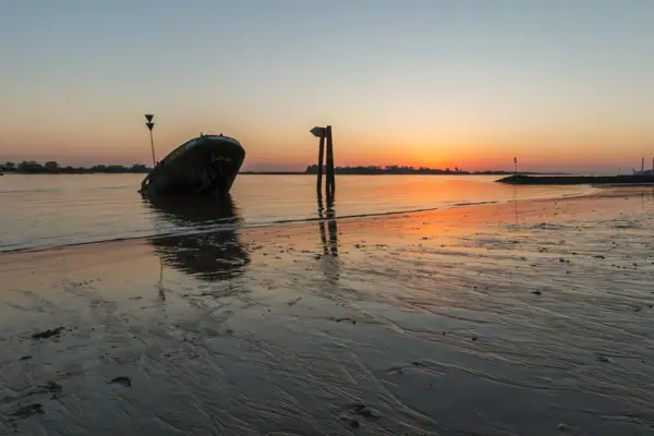 Falkensteiner Ufer Schiffswrack am Elbstrand in Hamburg am Falkensteiner Ufer bei Sonnenuntergang