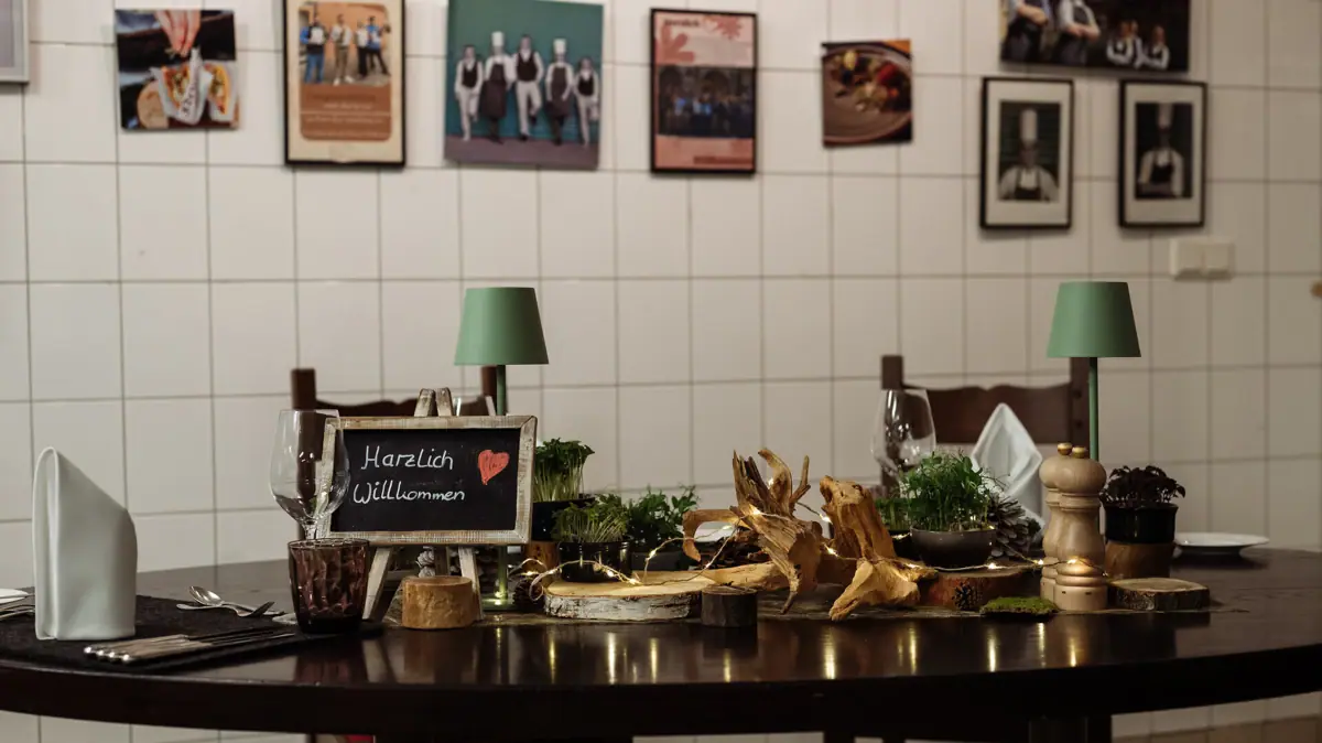 Küchentisch Wernigerode Ein gedeckter Tisch in einer Küche mit einem Schild und Gläsern darauf.
