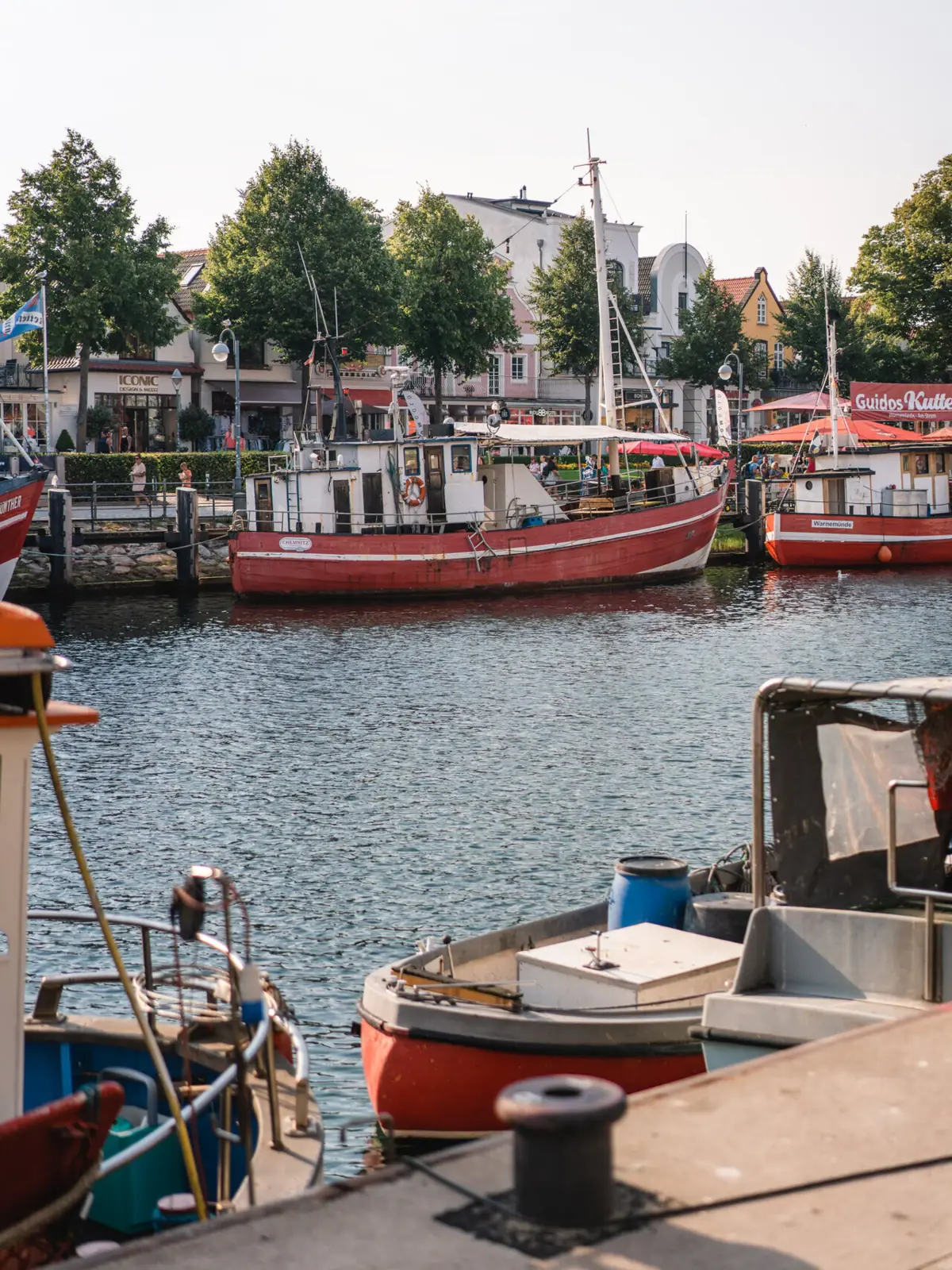 Alter Strom Warnemünde Der Alte Strom in Warnemünde mit Booten und Häusern im Hintergrund.