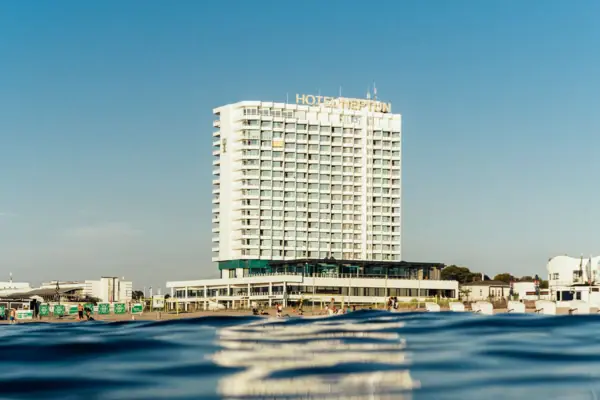 Hotel Neptun Warnemünde Das Hotel Neptun Warnemünde vom Wasser aus fotografiert.