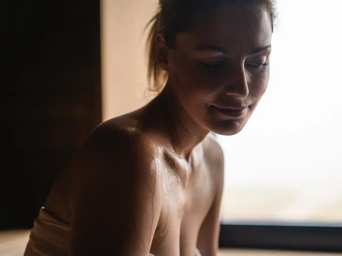 A-ROSA Sylt Eventsauna Eine Frau in einem Handtuch, die nach unten schaut.