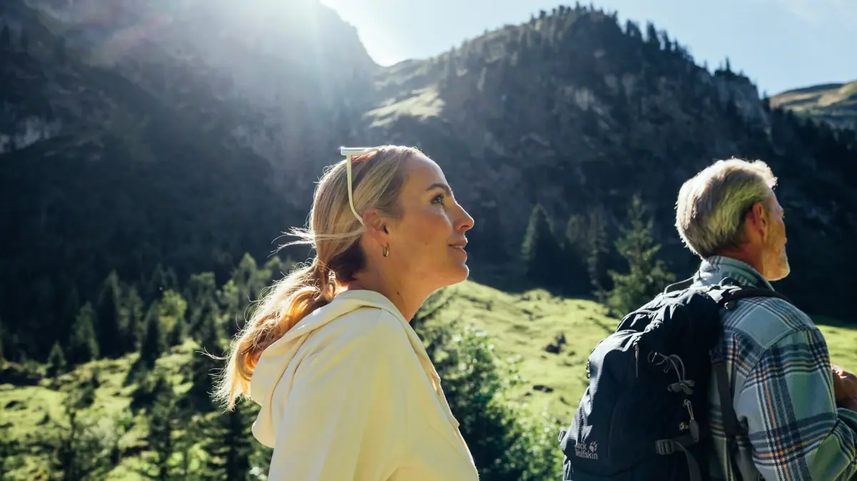 Wandern im Bärgunttal Eine Frau und ein Mann wandern in den Bergen.