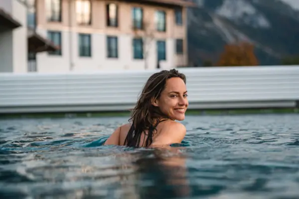 Aussenpool aja Ruhpolding Eine Frau in einem Schwimmbecken.