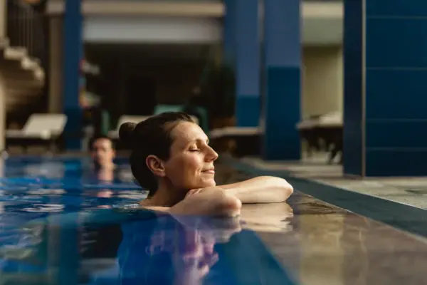 Frau schwimmt in einem Pool.