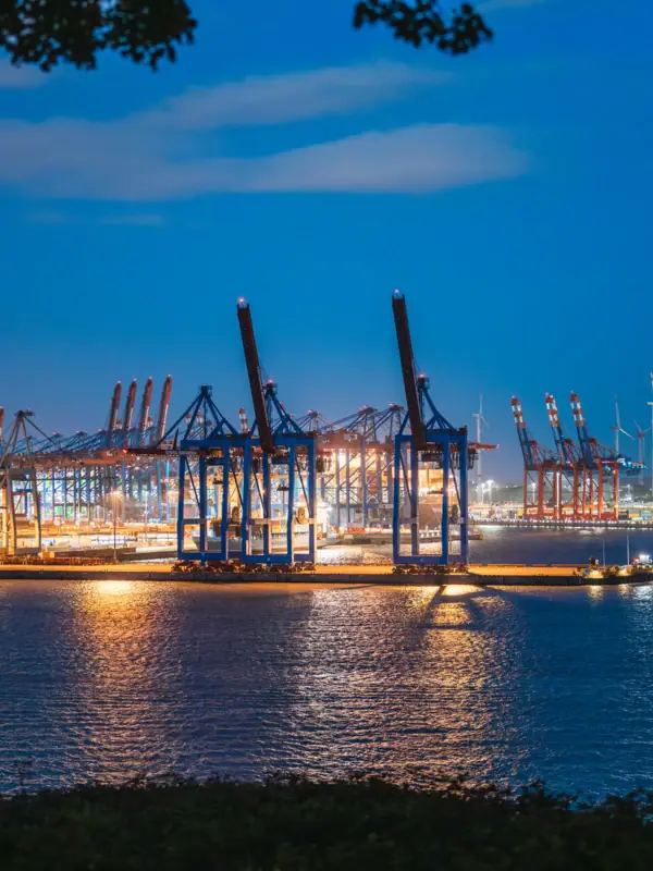Hafen Hamburg Der Hamburger Hafen mit Kränen und Lichtern.