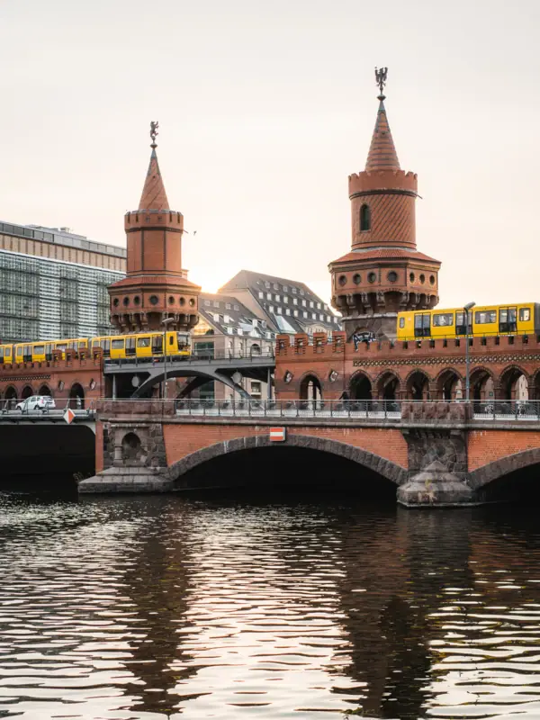 Berlin Brücke Ein Zug auf einer Brücke über Wasser in Berlin.