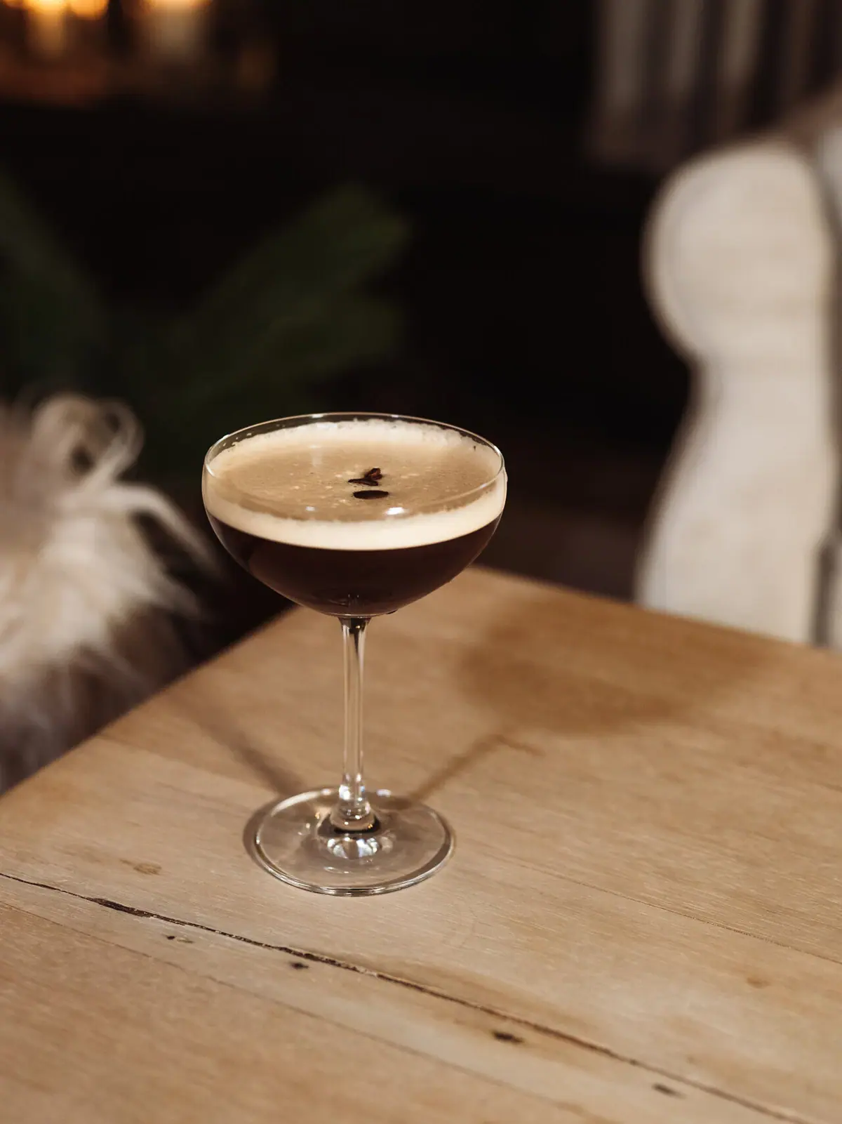 Espresso Martini Ein Glas mit Espresso Martini auf einem Tisch.
