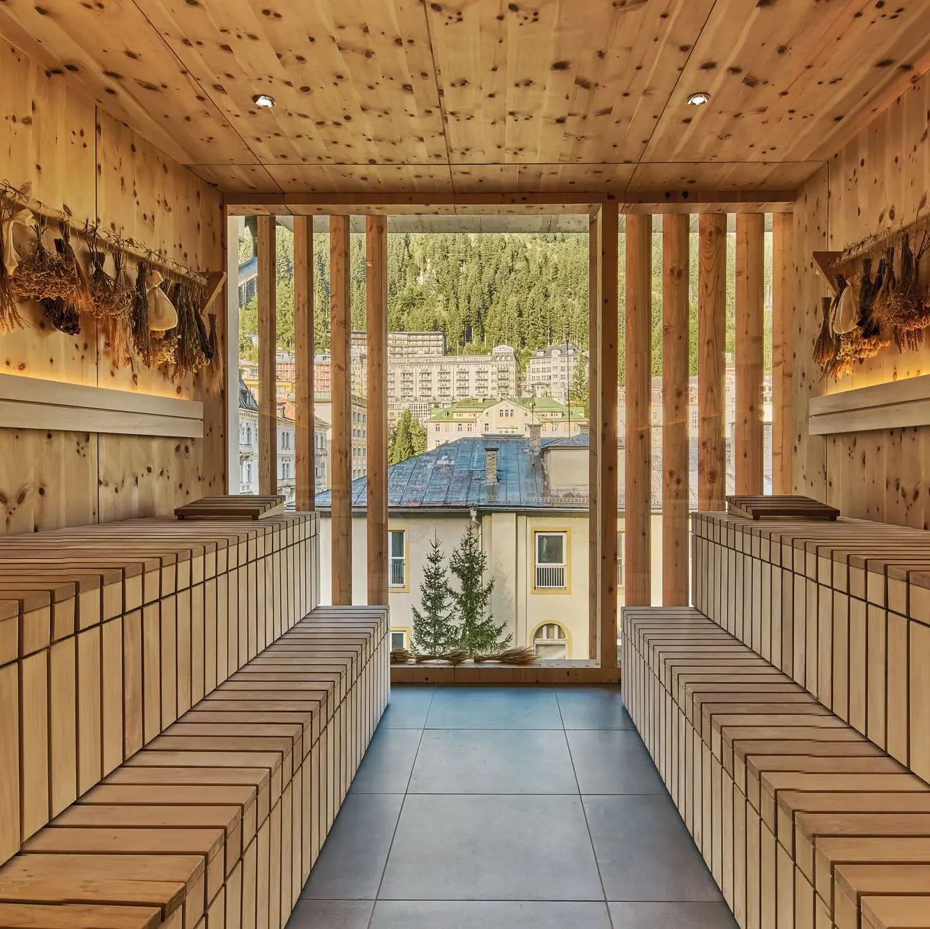Sauna im A-ROSA Straubinger Grand Hotel Bad Gastein Ein Raum mit Holzbänken und einem Fenster.