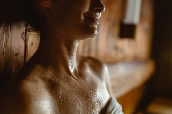 SPA-ROSA Sauna Eine Person in ein Handtuch gewickelt.