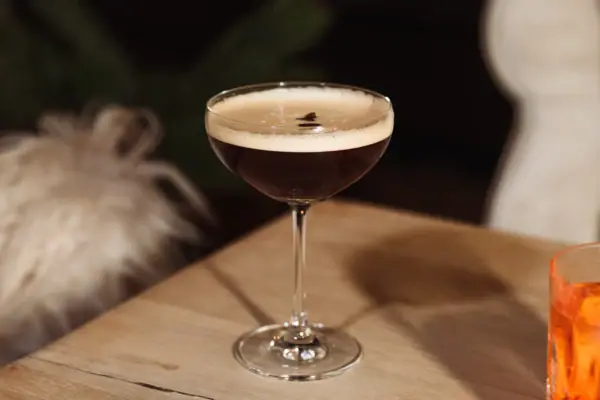 Espresso Martini Ein Glas mit einem Getränk auf einem Tisch.