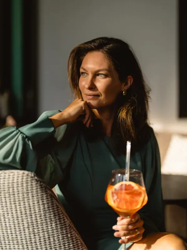 Frau mit Drink Frau sitzt in einer Hotelbar mit einem Cocktail.