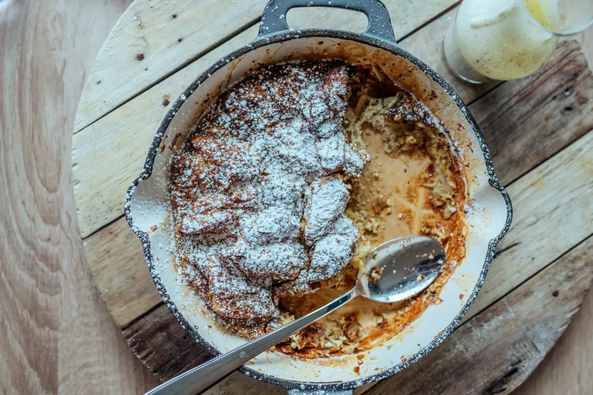 Franzbrötchen-Auflauf Schüssel mit Essen und einem Löffel.