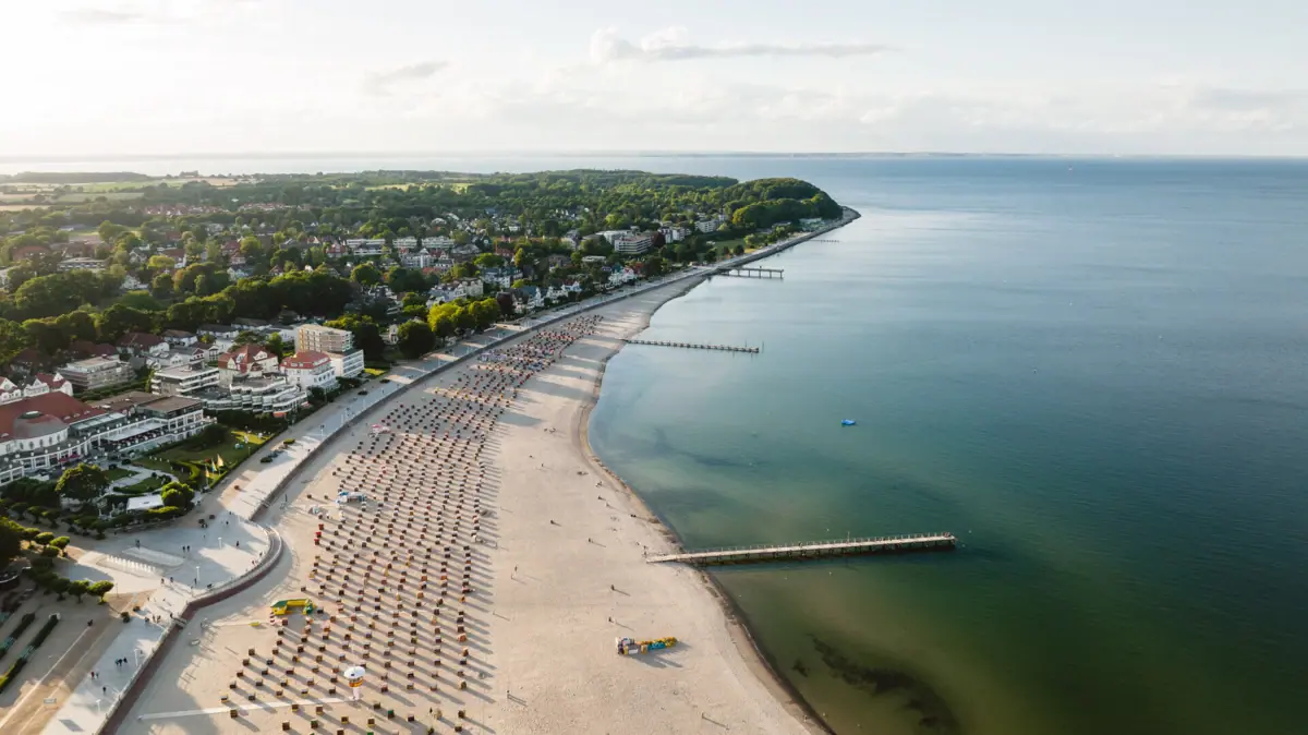 Travemünde Ostsee Küste Der Strand und die Ostsee in Travemünde mit einer Drohne fotografiert.