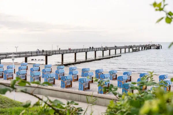 Kühlungsborn Strand Der Strand von Kühlungsborn mit Strandkörben und der Seebrücke.