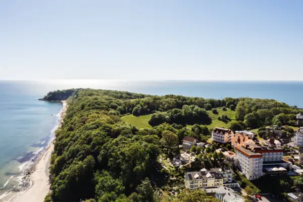 aja Nordperd & Villen Göhren Das aja Nordperd & Villen Göhren auf Rügen aus der Vogelperspektive fotografiert mit der Ostsee im Hintergrund.