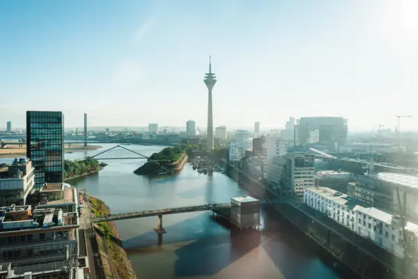 Skyline Düsseldorf Düsseldorf Skyline mit dem Rhein und dem Fernsehturm.