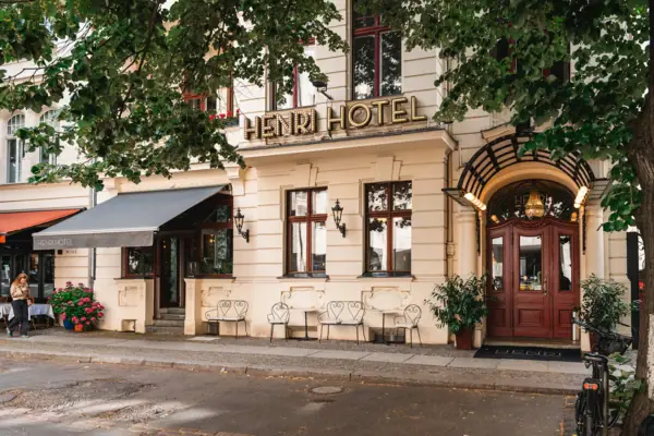 HENRI Hotel Berlin Der Eingang und die Außenfassade vom HENRI Hotel in Berlin.