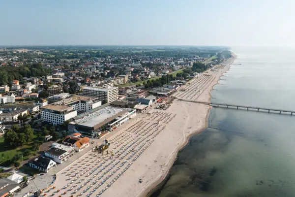 Grömitz Der Strand von Grömitz mit dem aja Hotel und der Grömitzer Welle direkt an der Ostsee.