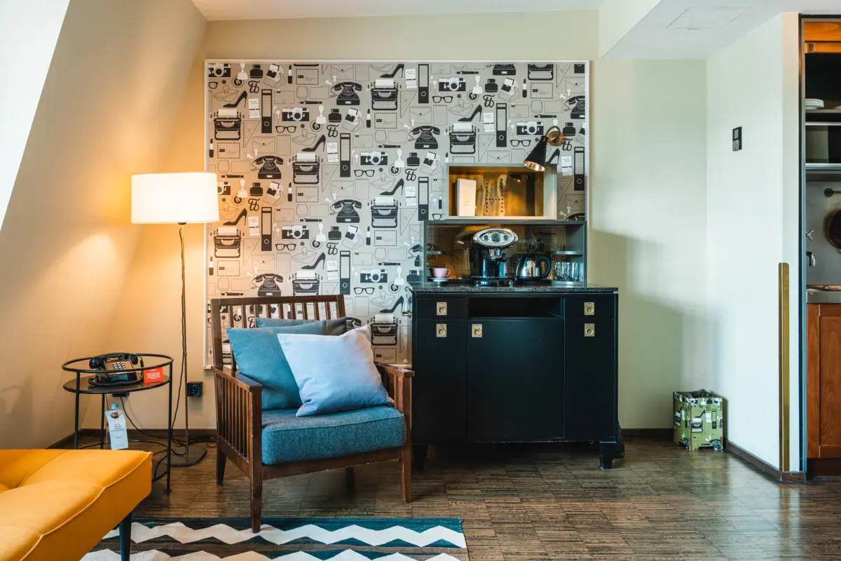 Suite im HENRI Hotel Hamburg Stuhl neben einem Schrank