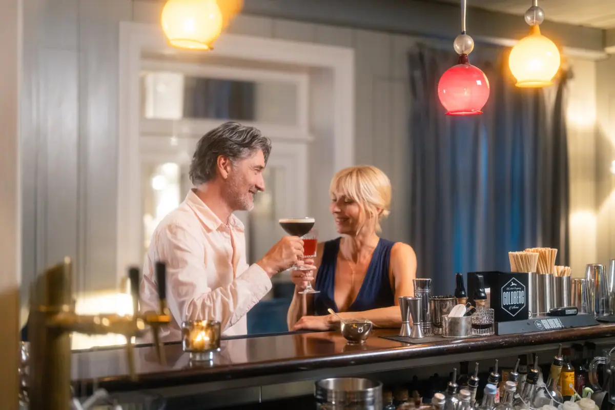 Espresso Martini Ein Mann und eine Frau trinken Cocktails an der Bar im Louis C. Jacob Hotel Hamburg.