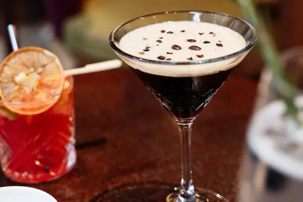 Espresso Martini Ein Martini-Glas mit Espresso Martini in der Bar im Gothischen Haus Wernigerode.
