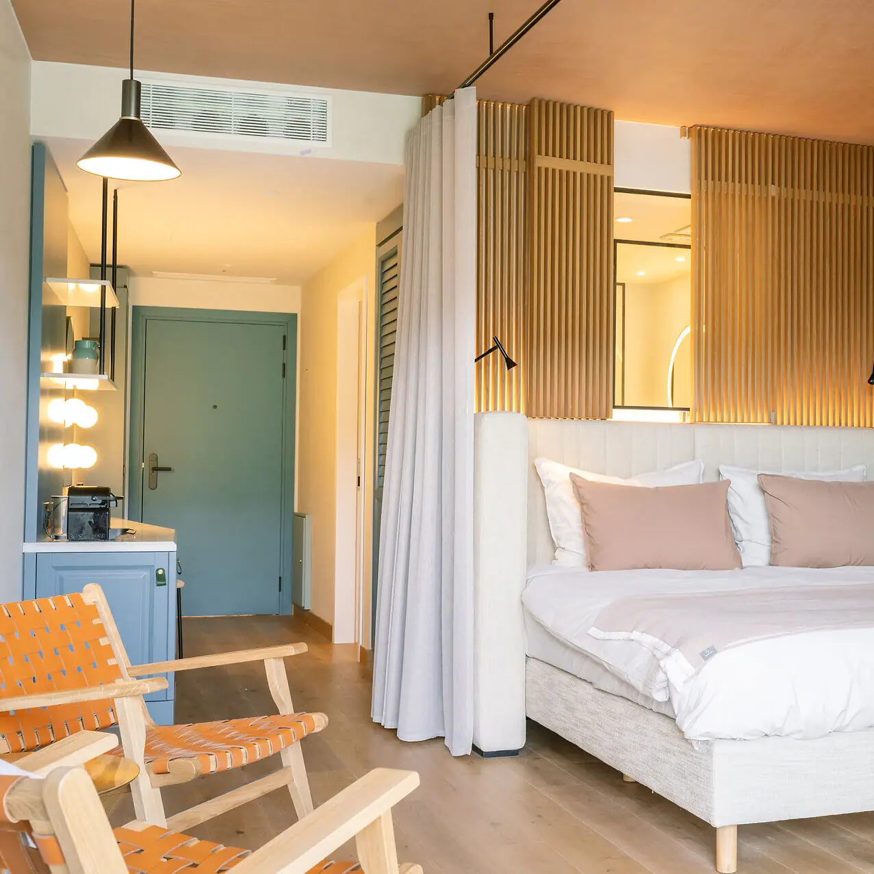 Zimmer im A-ROSA Gardasee Zimmer mit einem Bett und einem Stuhl.