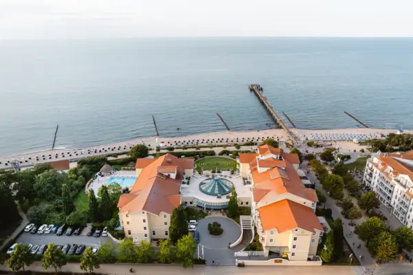 A-ROSA Kühlungsborn Das A-ROSA Kühlungsborn direkt am Strand mit der Ostsee im Hintergrund.