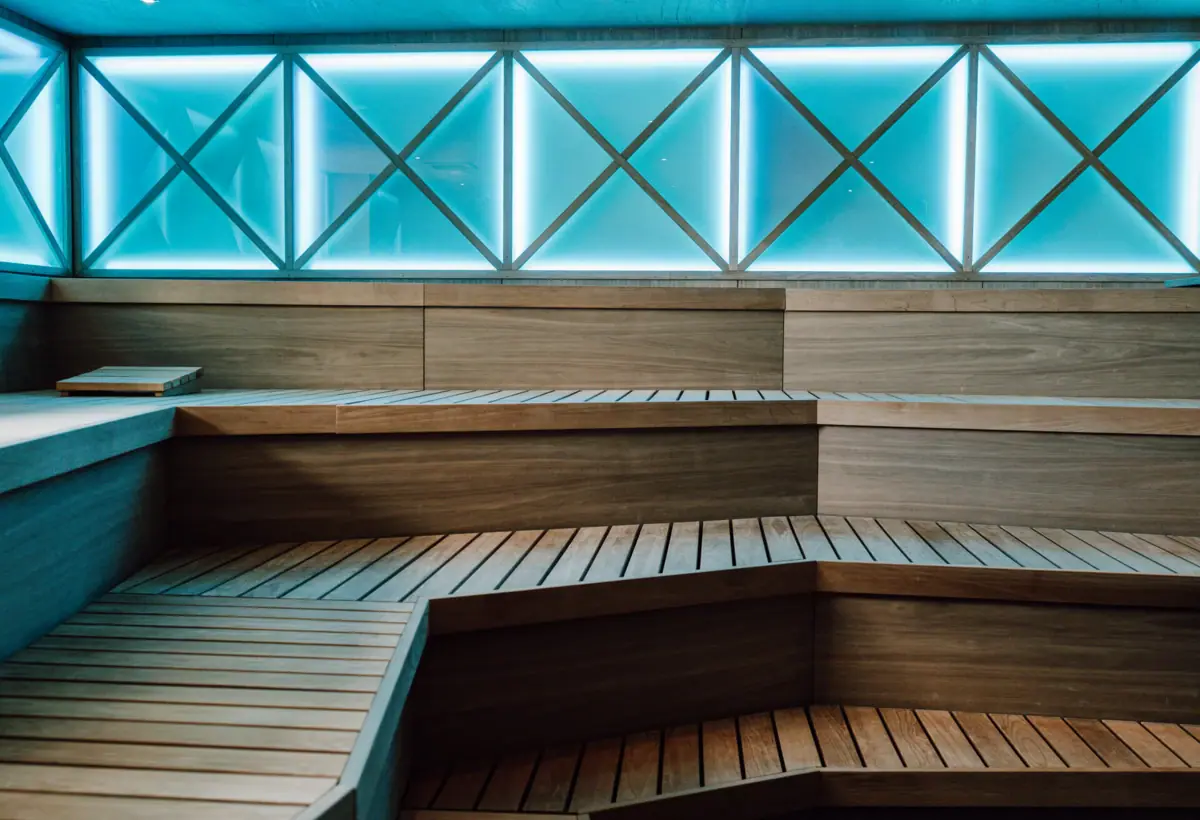 Eventsauna im A-ROSA Sylt Holzbank in einer Sauna