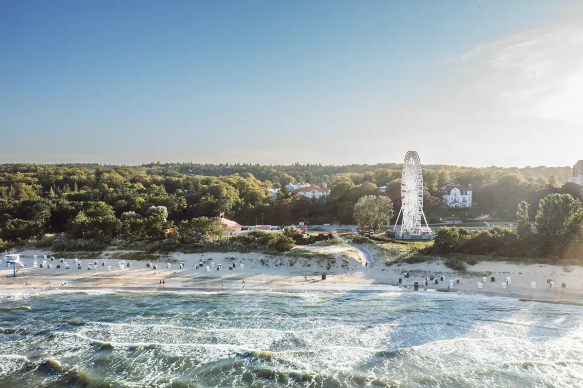 Heringsdorf Strand von Heringsdorf auf Usedom mit Bäumen und Riesenrad im Hintergrund