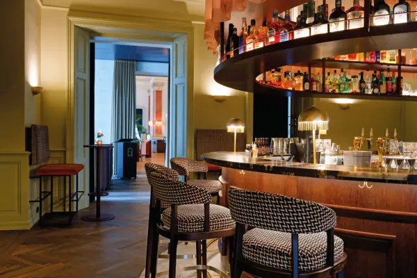 Bar im Straubinger Bad Gastein Die Hotelbar im Straubinger Grand Hotel mit Tresen und Stühlen.