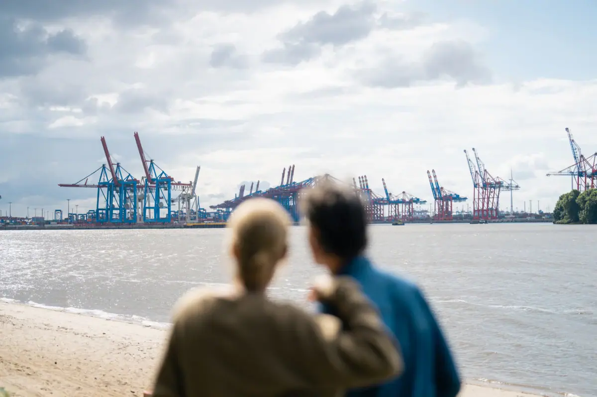 Elbstrand Paar am Elbstrand Övelgönne in Hamburg